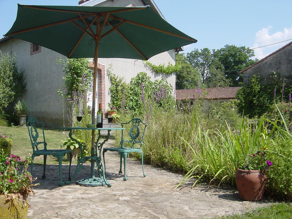Chez Tartaud Villa Lathus St Remy Szoba fotó